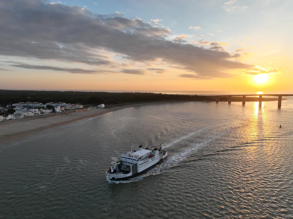 photo prise par drone d'un bateau revenant de l'ile d'yeu à fromentine au lever de soleil