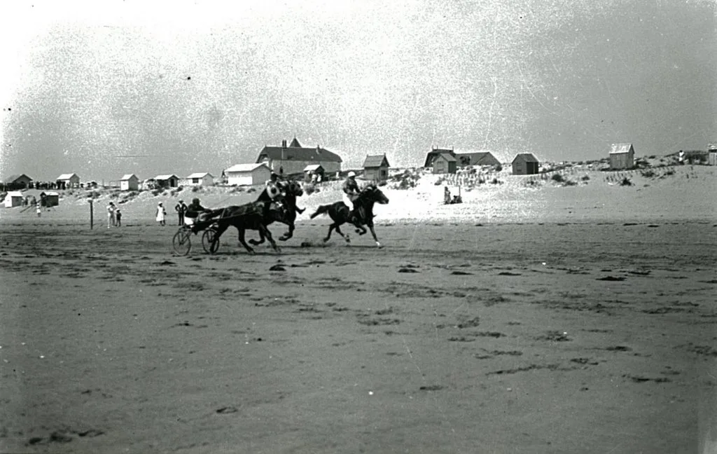 Photo d'archive d'une course de chevaux sur la plage de Saint Jean de Monts