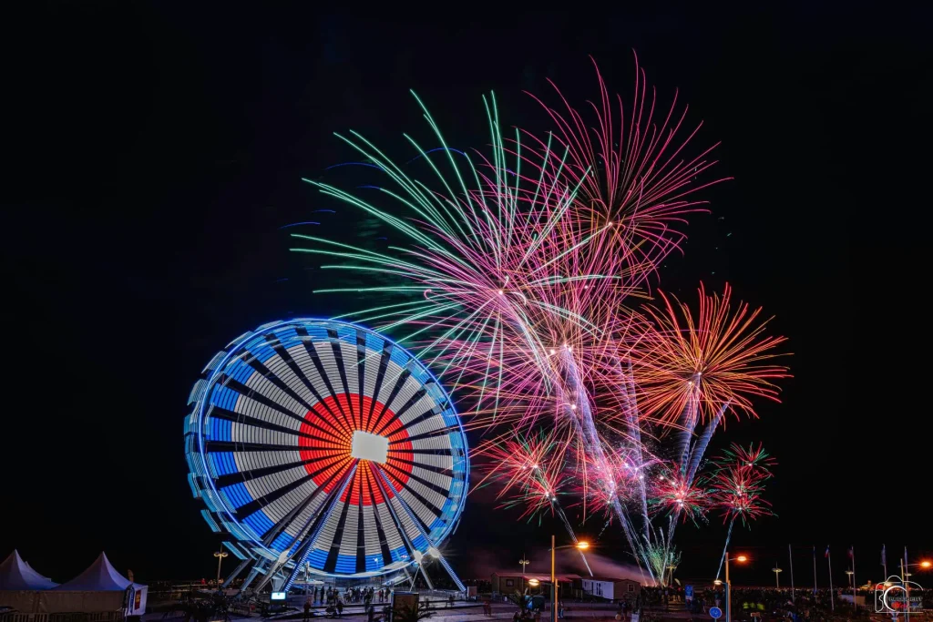 Foto vom Feuerwerk in Saint Jean de Monts mit dem beleuchteten Riesenrad