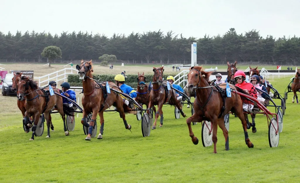 Photo d'une course de chevaux à l'hippodrome de Saint Jean de Monts