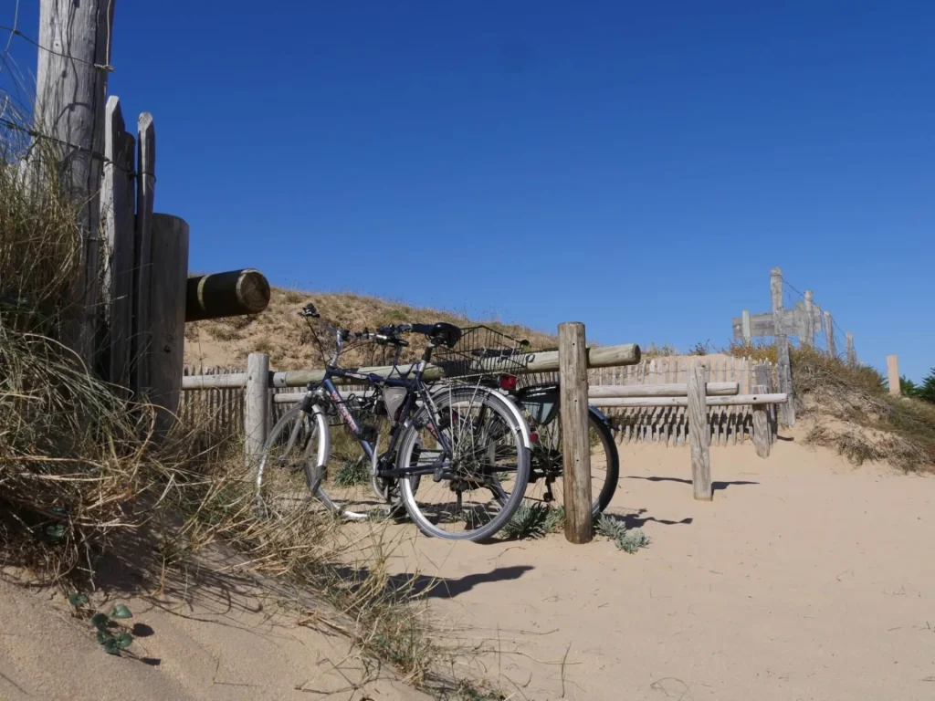 Parking vélo près de la plage de la Parée du Jonc