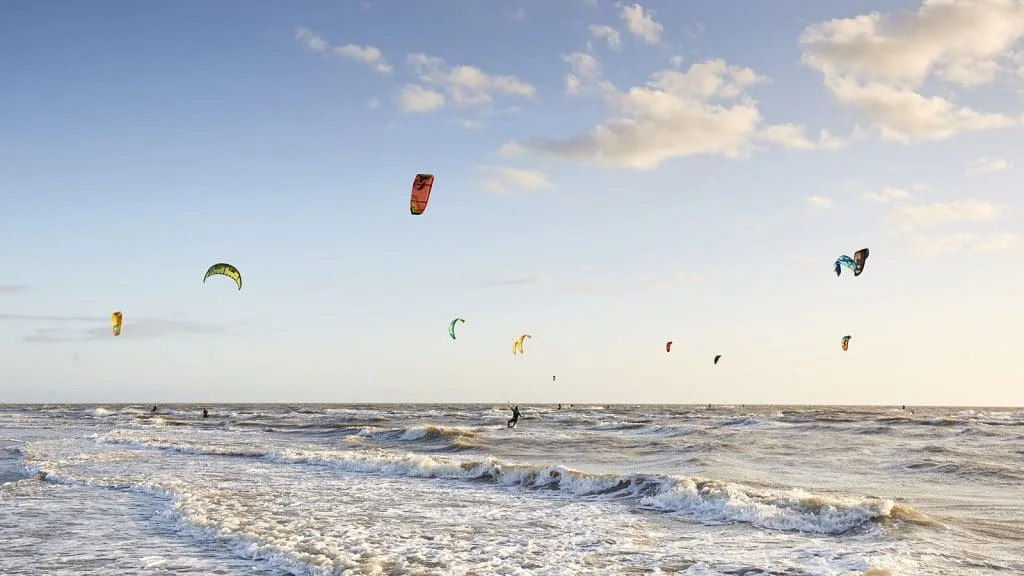 personnes pratiquant le kite surf sur la plage de la grande côte à la barre de monts - fromentine