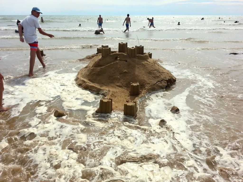 chateau de sable avec muraille sur la plage