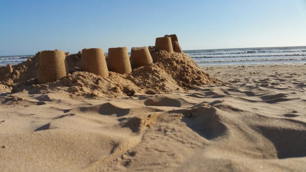 grand chateau de sable sur la plage