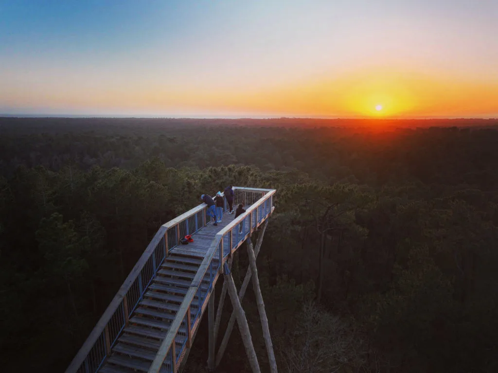 un coucher de soleil à admirer depuis le pey de la blet à la barre de monts