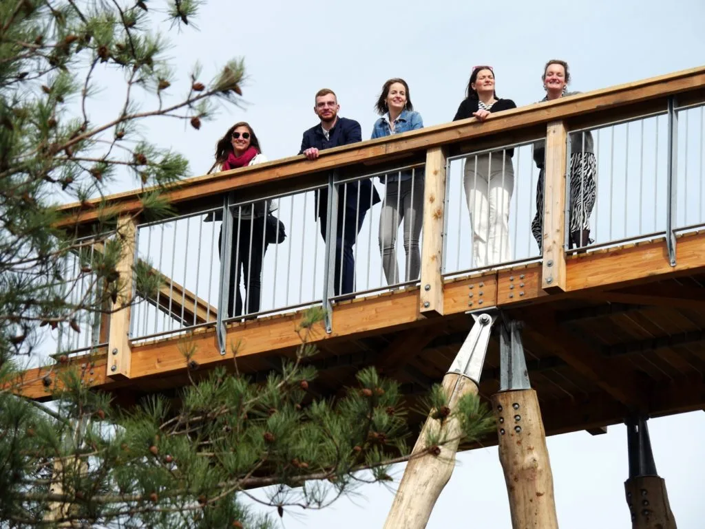 un groupe de personnes sur le pey de la blet à la barre de monts