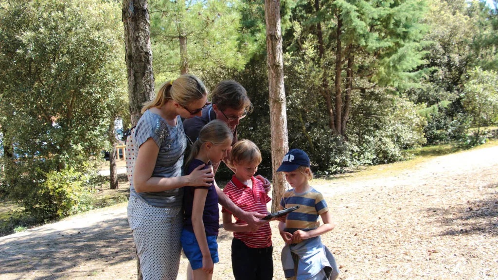 une famille faisant une balade ludique à biotopia à notre dame de monts