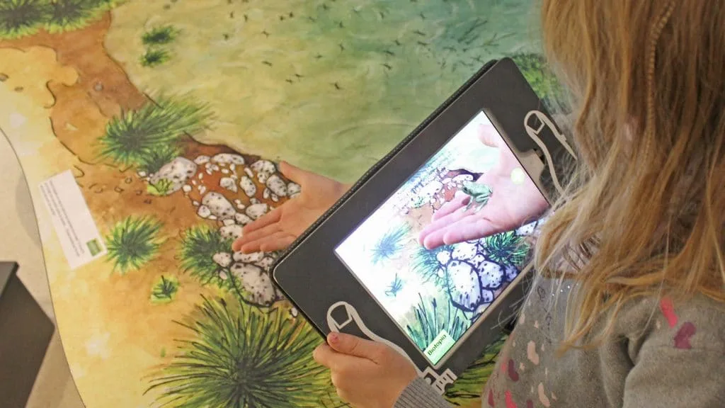 Photo d'une enfant découvrant des animaux de la dunes et du marais à Biotopia à Notre dame de Monts