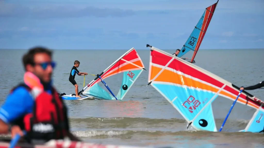 enfant et adulte participant à un cours de planche à voile en vendée