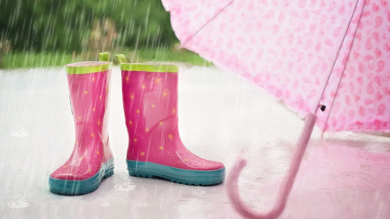 photo de bottes de pluie et d'un parapluie sous un temps pluvieux