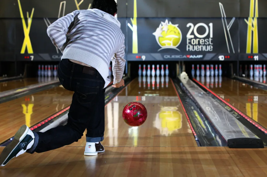 photo d'un joueur au bowling 201 Forest Avenue à Sion sur l'Océan