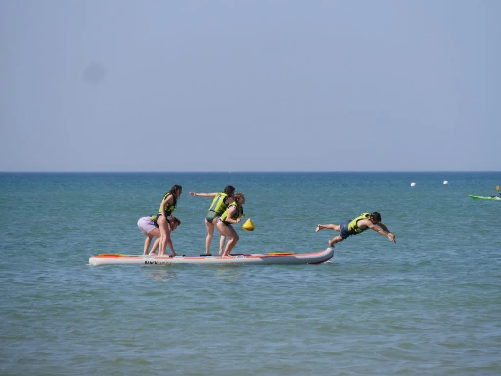 un groupe d'ami faisant du paddle dans la mer du pays de saint jean de monts