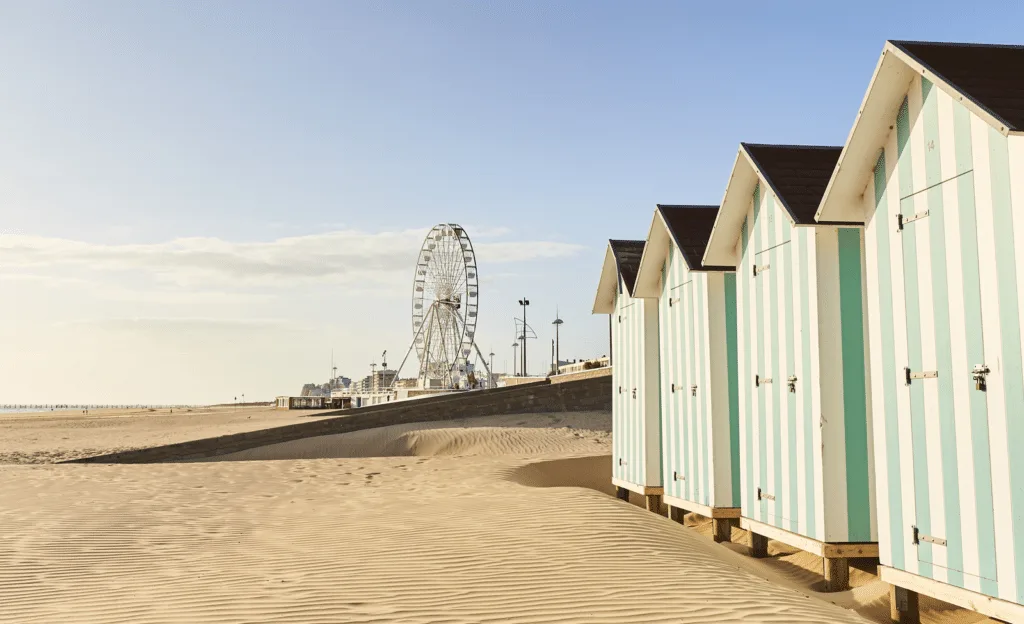 photo de cabines de plage de saint jean de monts et sa roue en arrière plan