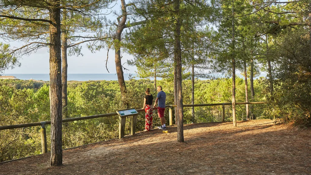 deux personnes admirant la vue du haut du belvédère de saint jean de monts