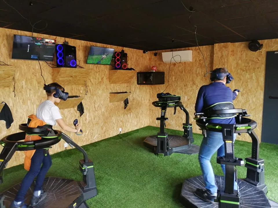 photo de personnes jouant en réalité virtuelle à Explora Parc à Saint Jean de Monts