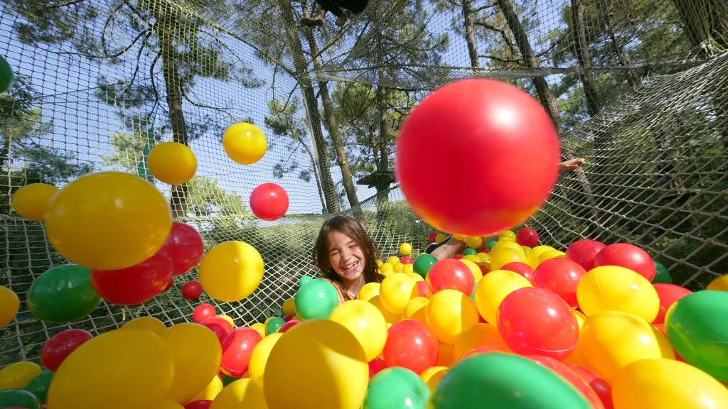 enfants dans une filet de jeux au parc d'accrobranche Explora parc