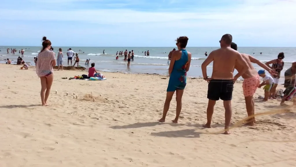 groupe de personnes jouant au molky sur la plage