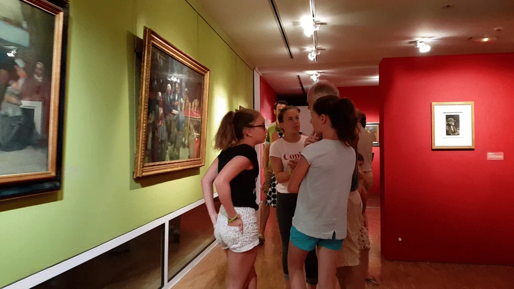 photo d'un groupe de visiteurs visitant le musée Milcendeau à Soullans