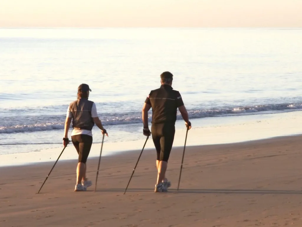 marche nordique sur la plage au pays de saint jean de monts