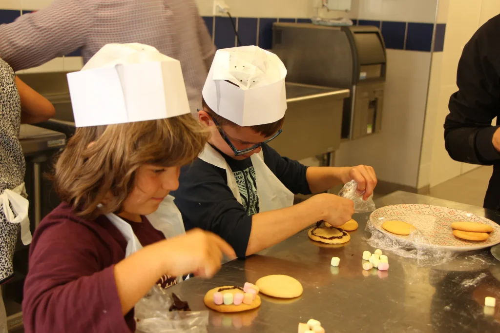 petits garçons participant à un atelier de cuisine pendant le festival Ci t'as la trouille à saint jean de monts