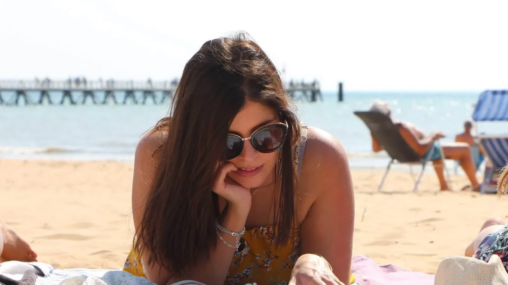Jeune femme lisant un magazine sur la plage de Saint Jean de Monts