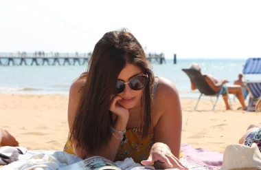 Jeune femme lisant un magazine sur la plage de Saint Jean de Monts