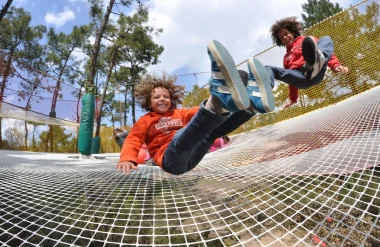 enfants s'amusant dans un filet au parc d'accrobranche à saint jean de monts