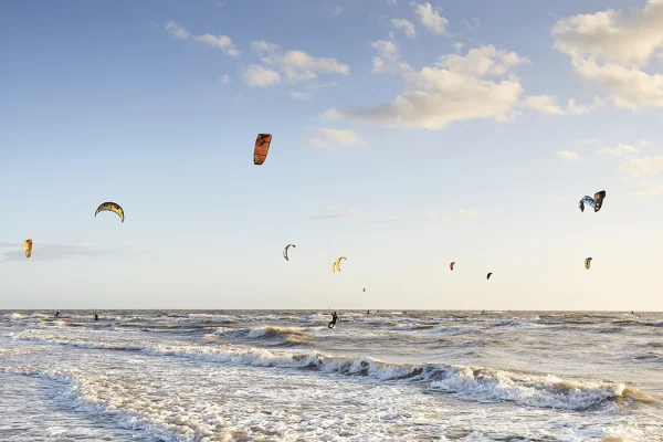 des kite surf en activités sur la plage de la grande côte à fromentine