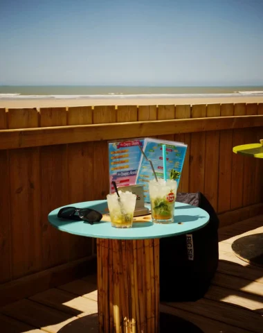 cockatils dans un bar de plage en vendée