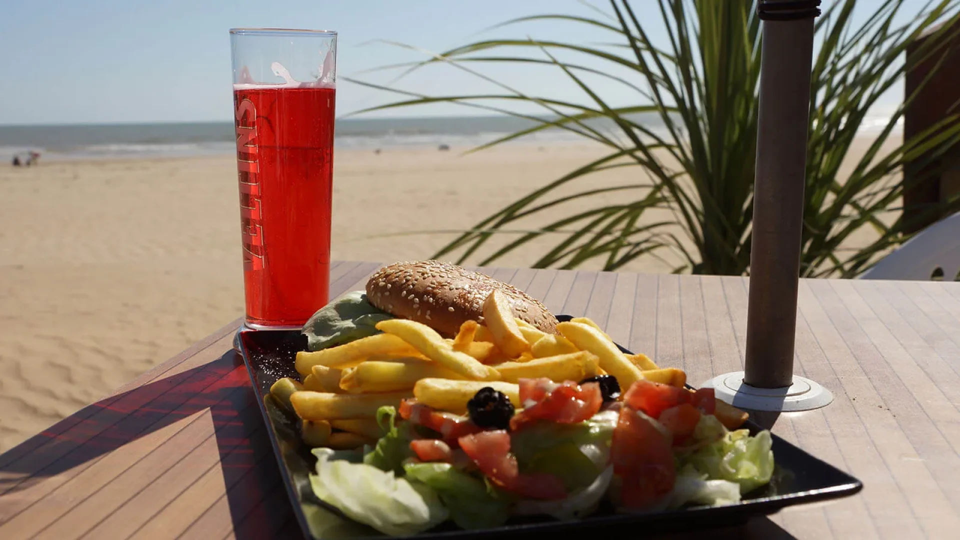 Pause repas dans un bar de plage en vendée