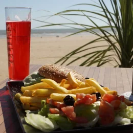 Pause repas dans un bar de plage en vendée