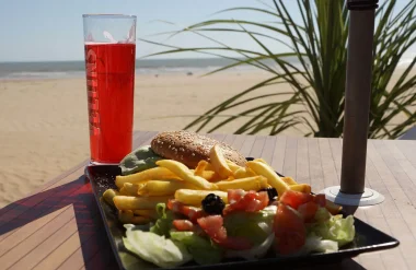 Pause repas dans un bar de plage en vendée