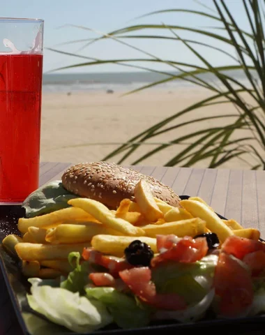 Pause repas dans un bar de plage en vendée