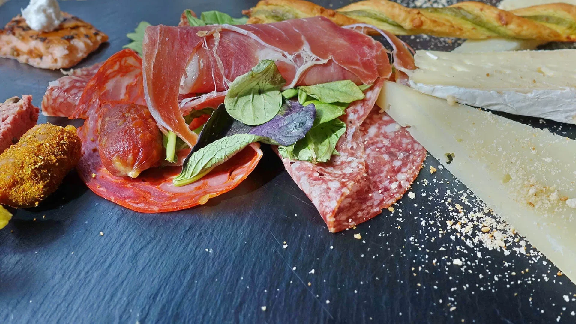 planche de charcuterie dans un bar à tapas en vendée