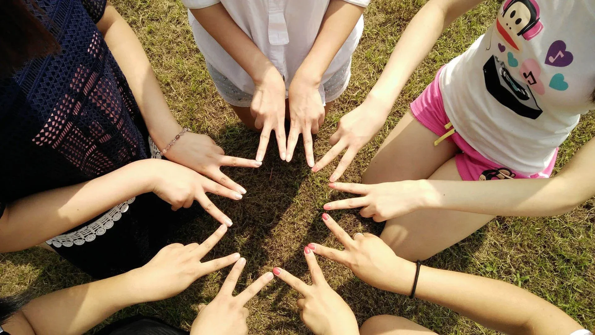 Enfants d'une association faisant une étoile avec leurs doigts