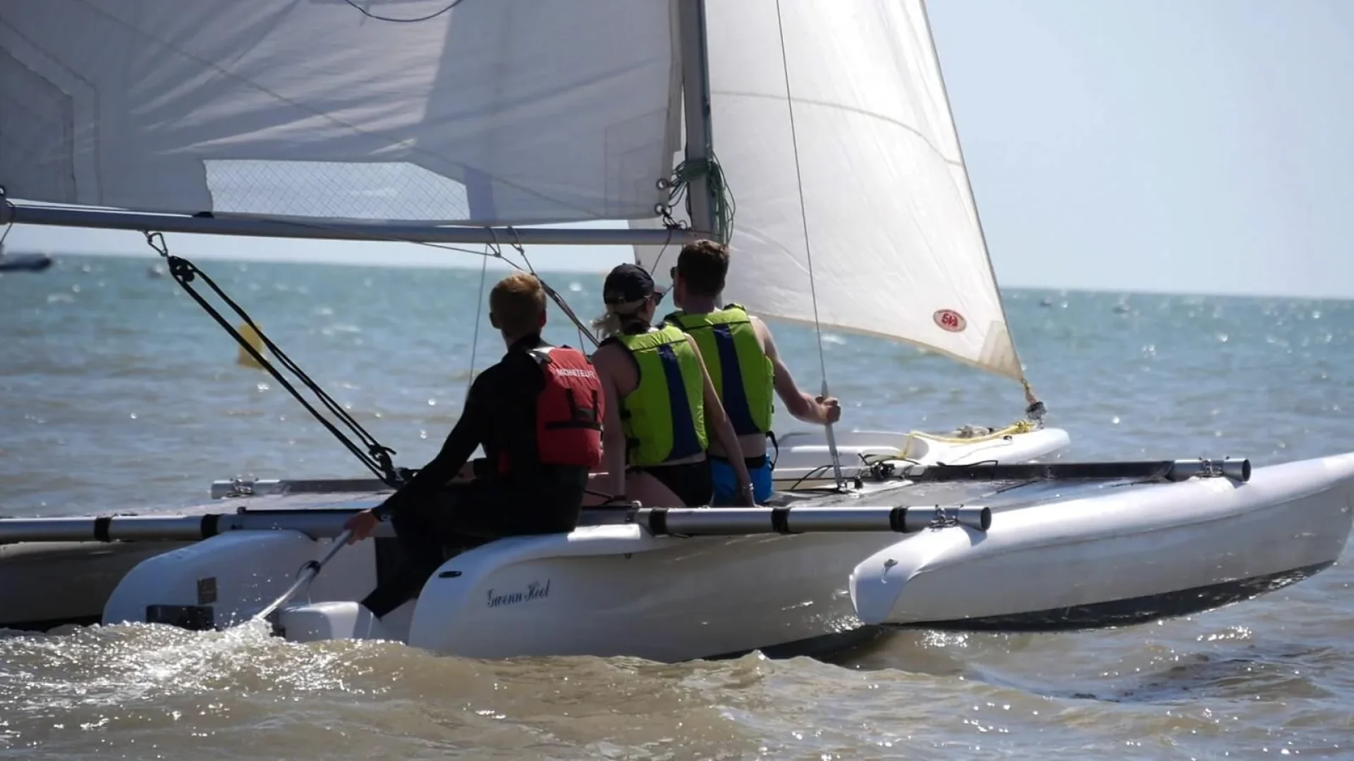 Couple faisant de la voile en Vendée sur un trimaran