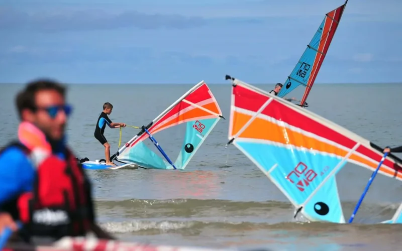 enfant et adulte participant à un cours de planche à voile en vendée