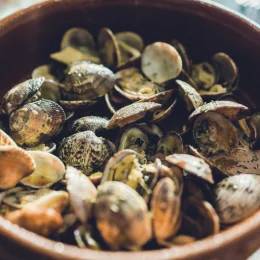 photo d'un plat de palourde cuisinées et ouvertes