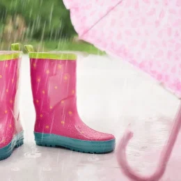 photo de bottes de pluie et d'un parapluie sous un temps pluvieux