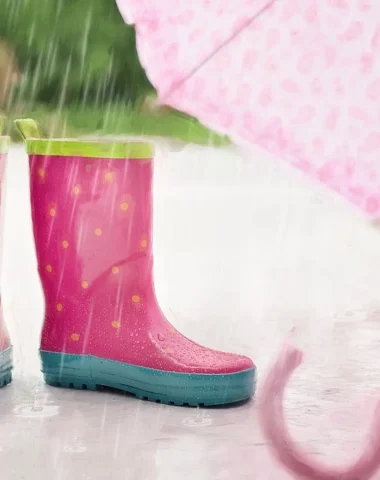 photo de bottes de pluie et d'un parapluie sous un temps pluvieux