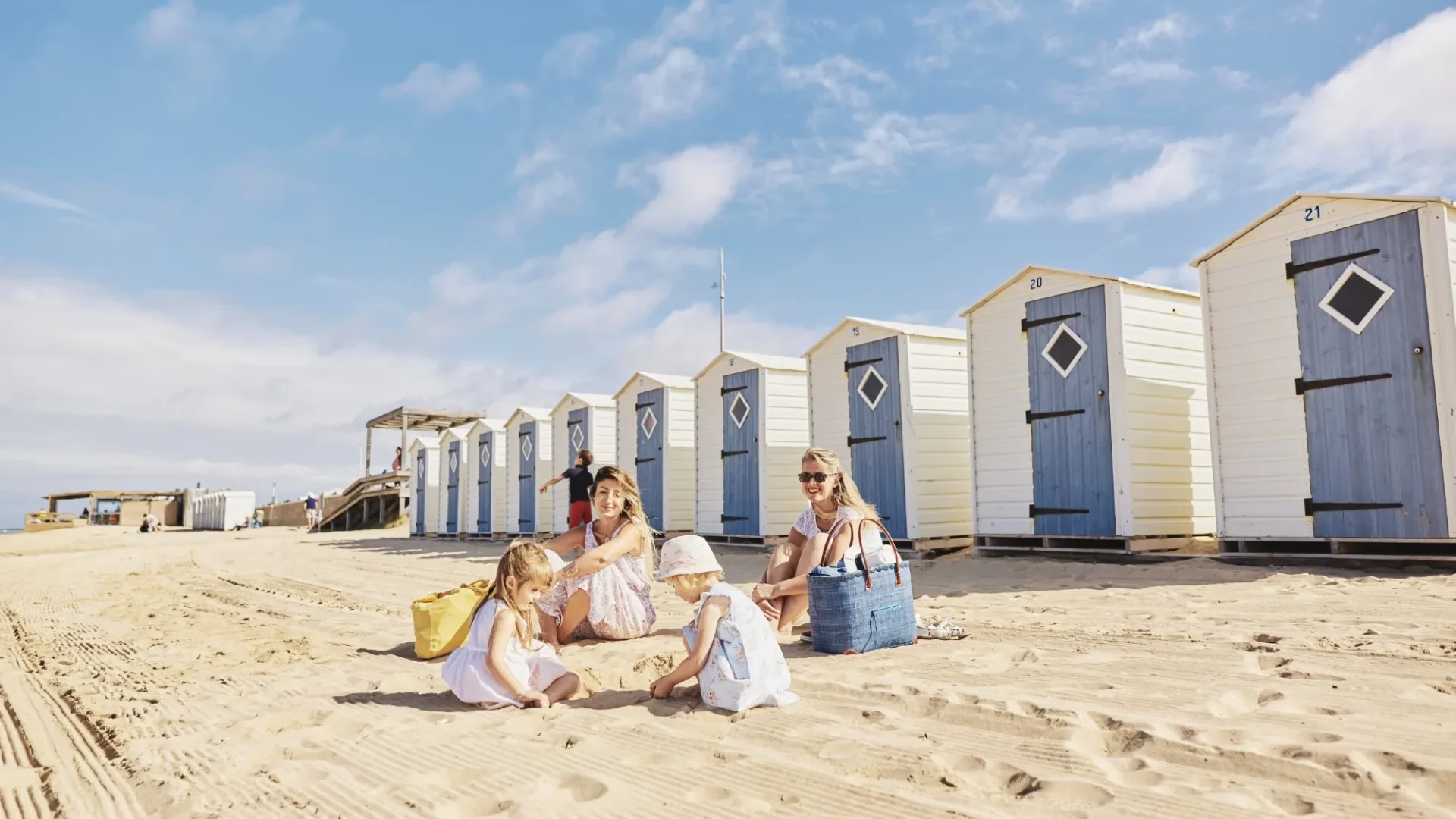 photo de mamans s'amusant avec leurs enfants sur la plage de notre dame de monts