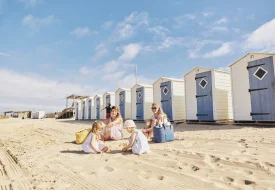 photo de mamans s'amusant avec leurs enfants sur la plage de notre dame de monts