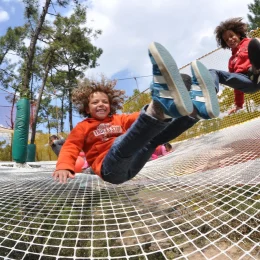 des enfants s'amusant dans les filets du parc d'accrobranche explora parc