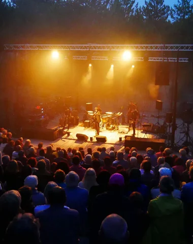 concert à la nuit tombée au théâtre de la clairière à notre dame de monts