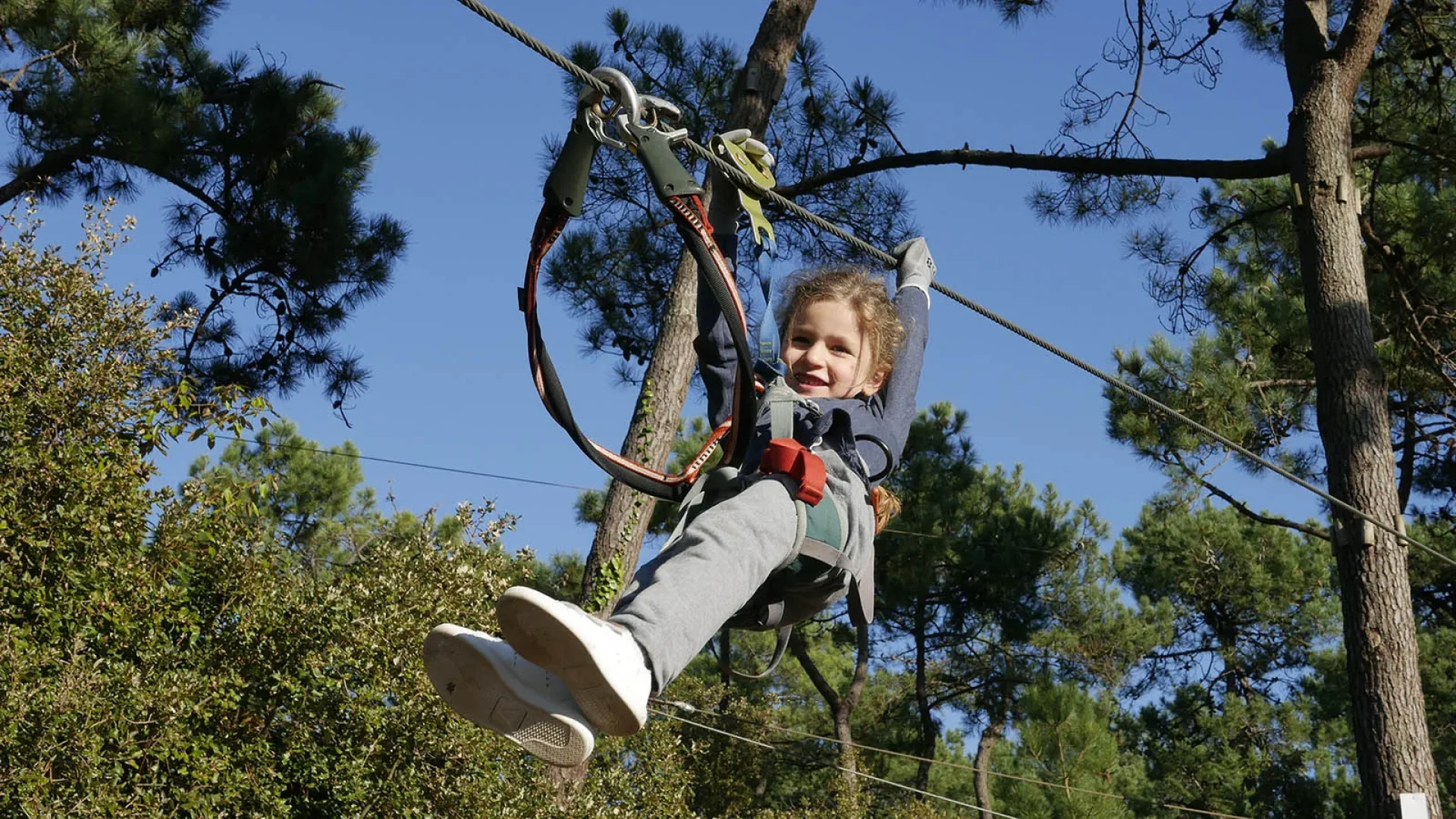 enfant faisant de l'accrobranche à saint jean de monts à explora parc