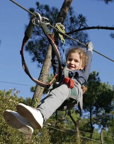 enfant faisant de l'accrobranche à saint jean de monts à explora parc