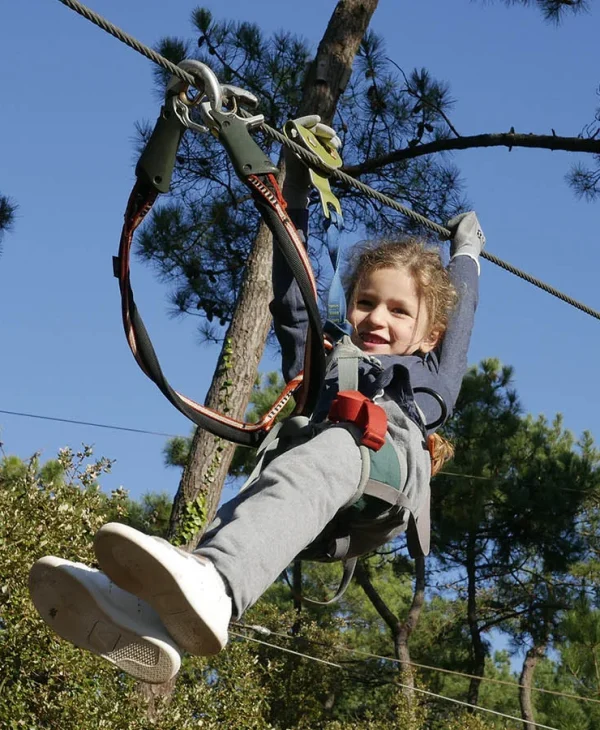 enfant faisant de l'accrobranche à saint jean de monts à explora parc