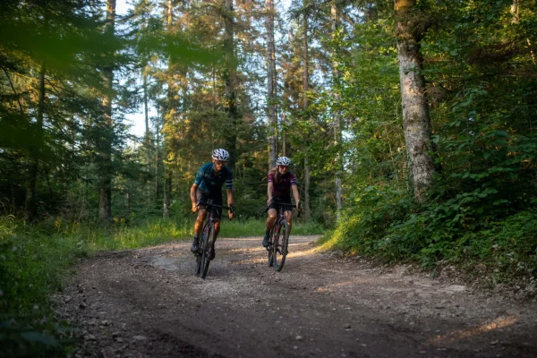 Deux hommes faisant du vélo tout terrain au cœur de la forêt domaniale du pays de saint jean de monts.
