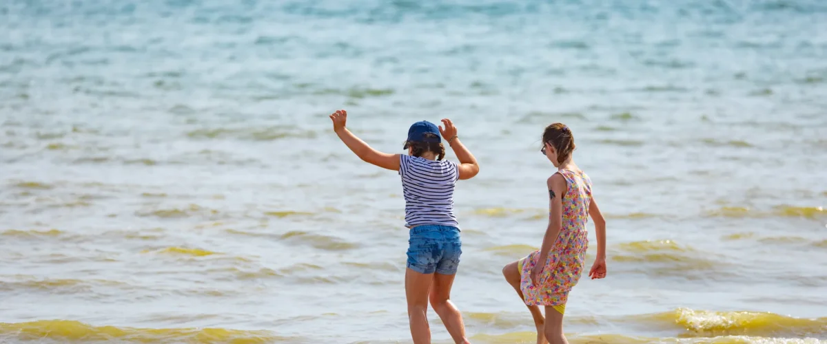 photo d'enfants qui jouent les pieds dans l'eau