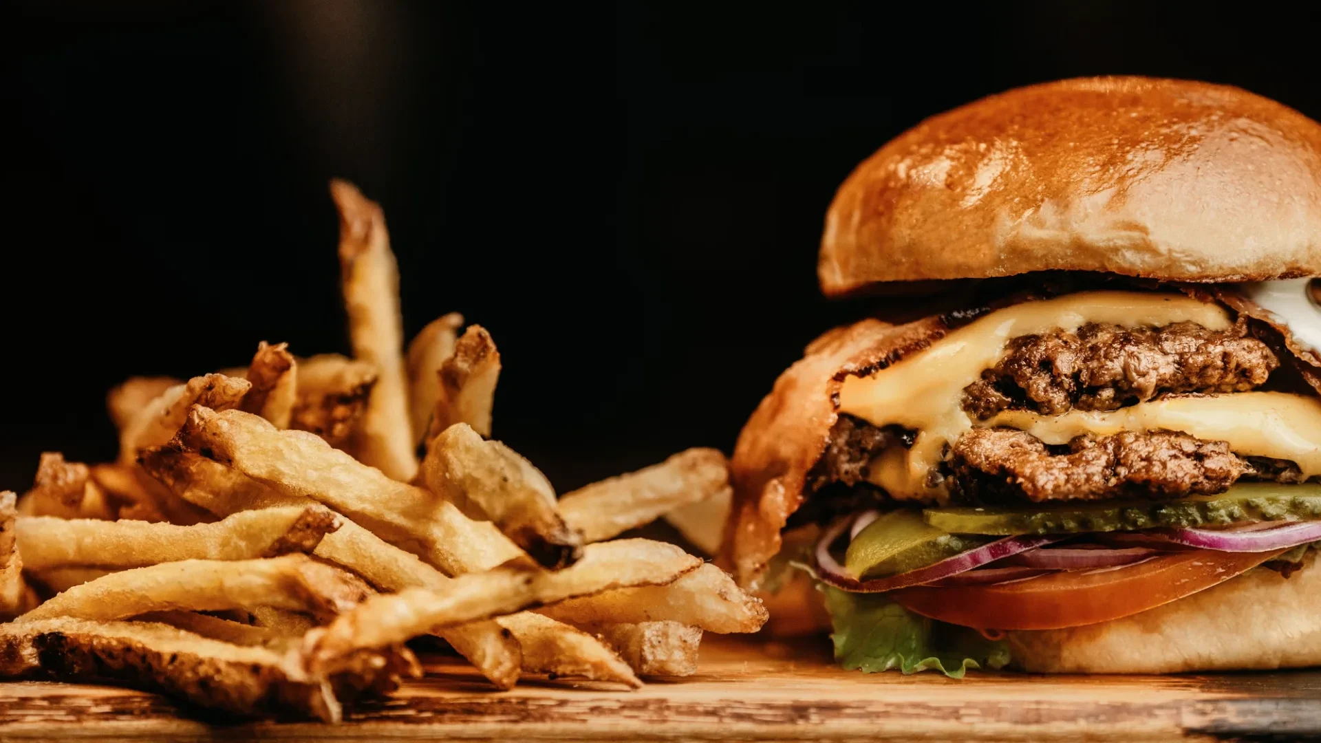 photo d'un burger et de frites de restauration rapide